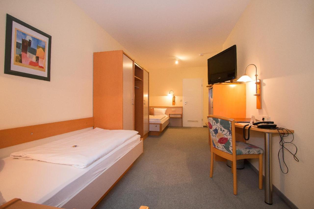Hotel Garni Am Markt - Businesshotel - Fruehstuecksbuffet - Fahrradabstellplatz - Hunde Willkommen Neustadt bei Coburg Esterno foto