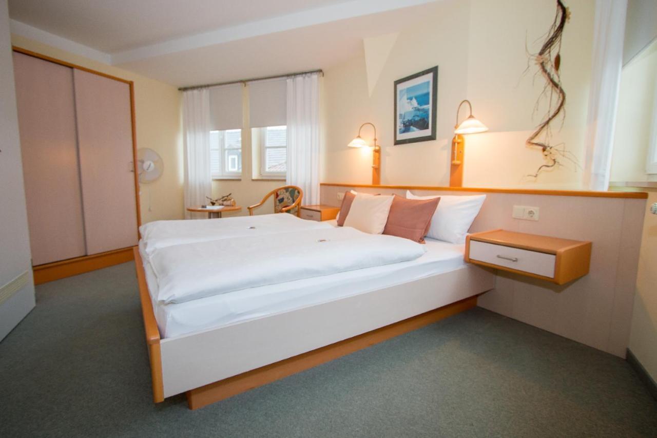 Hotel Garni Am Markt - Businesshotel - Fruehstuecksbuffet - Fahrradabstellplatz - Hunde Willkommen Neustadt bei Coburg Esterno foto