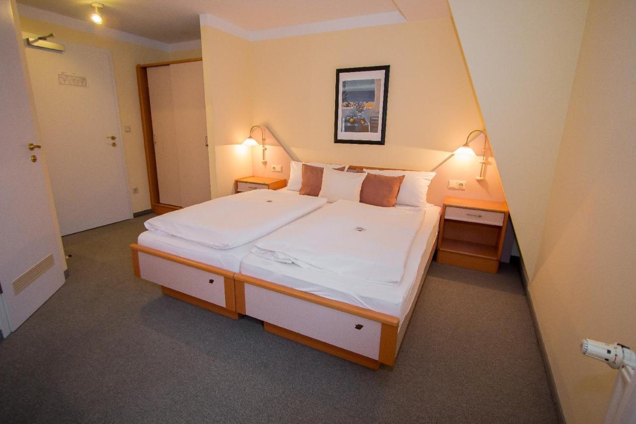 Hotel Garni Am Markt - Businesshotel - Fruehstuecksbuffet - Fahrradabstellplatz - Hunde Willkommen Neustadt bei Coburg Esterno foto
